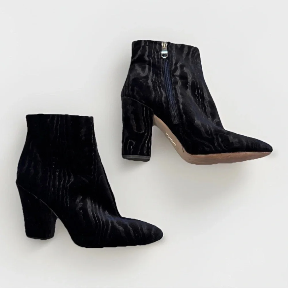 Louise et Cie Black Velvet Booties SZ 8.5 Zebra Texture Boots Dressy Mob Wife - Picture 2 of 7